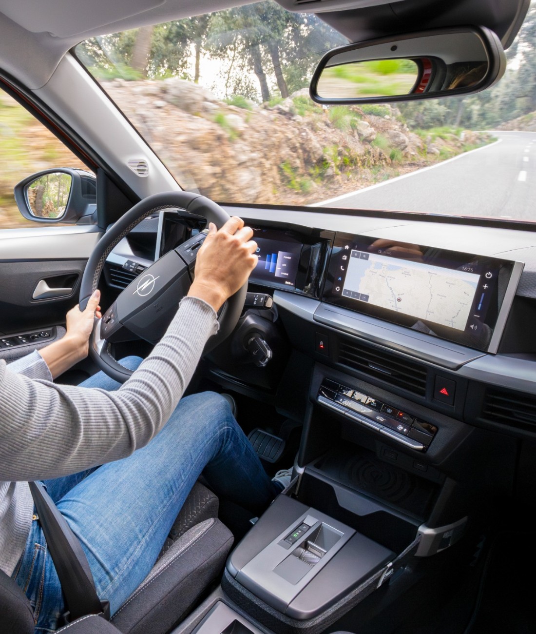 woman driving opel frontera
